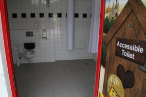 Legoland-Feriendorf-behindertengerechte-Toilette